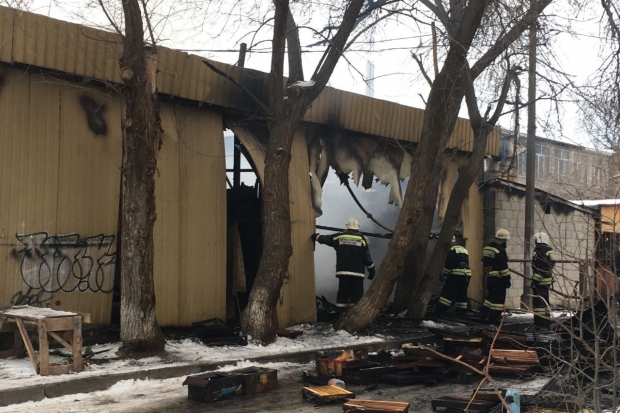 В Ворошиловском районе Волгограда рядом с ТЦ пожарные тушат здание В Ворошиловском районе Волгограда рядом с ТЦ пожарные тушат здание