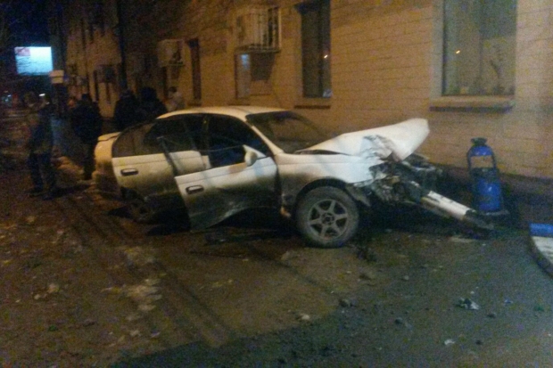 В Волгограде «Тойота» разбилась всмятку на скорости 130 км/ч В Волгограде «Тойота» разбилась всмятку на скорости 130 км/ч