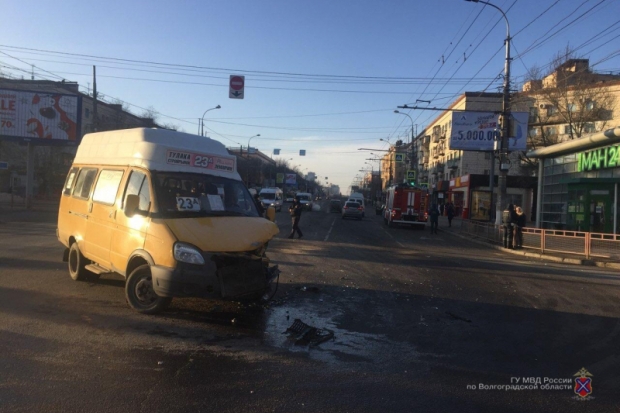 В тройном ДТП с маршруткой в Волгограде пострадали двое В тройном ДТП с маршруткой в Волгограде пострадали двое