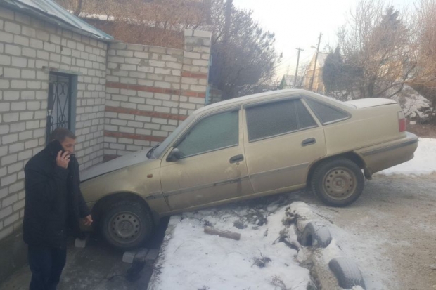В Волгограде Daewoo Nexia укатилась в канаву В Волгограде Daewoo Nexia укатилась в канаву