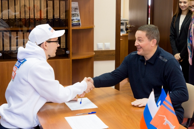 Андрей Бочаров посетил площадку по сбору подписей за выдвижение Владимира Путина Андрей Бочаров посетил площадку по сбору подписей за выдвижение Владимира Путина