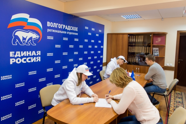 Волгоградцы активно оставляют подписи в поддержку выдвижения Путина на выборы-2018 Волгоградцы активно оставляют подписи в поддержку выдвижения Путина на выборы-2018