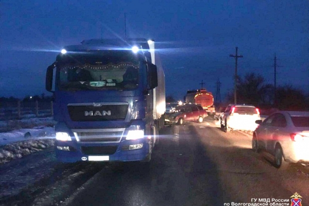 Пенсионер на «четверке» протаранил грузовик с полуприцепом в Волгограде Пенсионер на «четверке» протаранил грузовик с полуприцепом в Волгограде