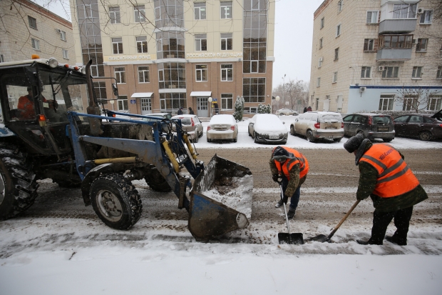 За прошедшую ночь на дороги Волгограда высыпано почти 300 тонн песка За прошедшую ночь на дороги Волгограда высыпано почти 300 тонн песка