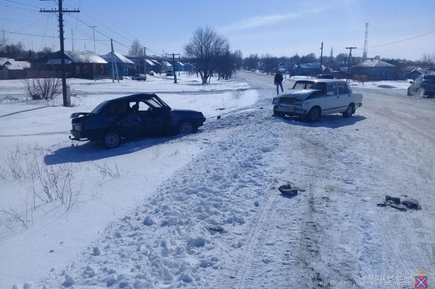 На трассе в Жирновском районе два ВАЗа не смогли разъехаться На трассе в Жирновском районе два ВАЗа не смогли разъехаться