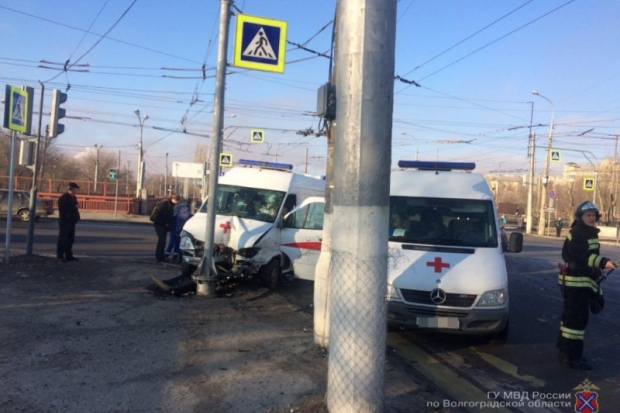 В ДТП со скорой в Волгограде пострадали двое взрослых и подросток В ДТП со скорой в Волгограде пострадали двое взрослых и подросток