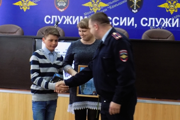 Двух школьников из Камышина наградили за поимку грабителя Двух школьников из Камышина наградили за поимку грабителя