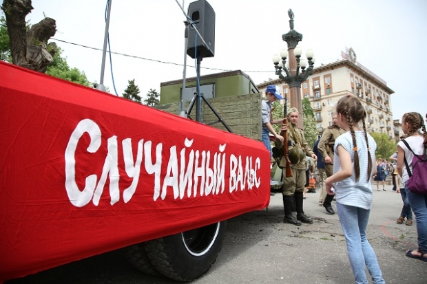Волгоградцев объединил «Случайный вальс» у фонтана под звуки оркестра Волгоградцев объединил «Случайный вальс» у фонтана под звуки оркестра
