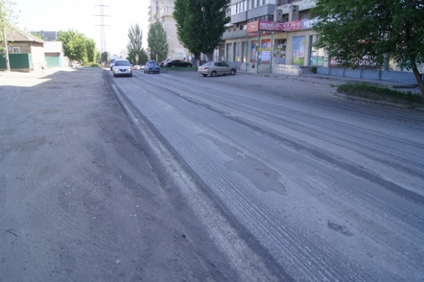 На улице Кузнецкой в Волгограде сняли старый асфальт На улице Кузнецкой в Волгограде сняли старый асфальт