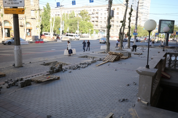В пешеходных зонах Волгограда асфальт меняют на плитку В пешеходных зонах Волгограда асфальт меняют на плитку