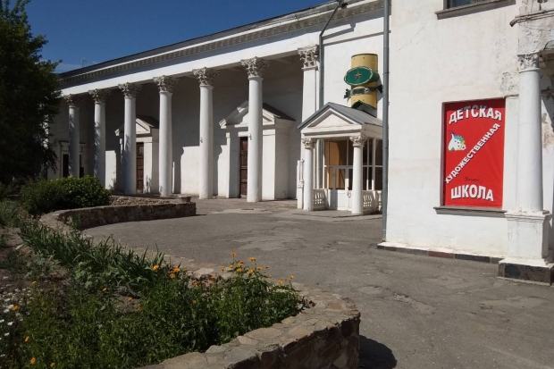 Андрей Бочаров проверяет ход реконструкции кинотеатра «Победа» Андрей Бочаров проверяет ход реконструкции кинотеатра «Победа»