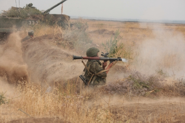 Под Волгоградом гвардейцы проводят двусторонние учения Под Волгоградом гвардейцы проводят двусторонние учения