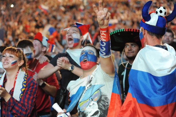 Десятки тысяч зрителей поддерживают сборную России на набережной Волгограда Десятки тысяч зрителей поддерживают сборную России на набережной Волгограда