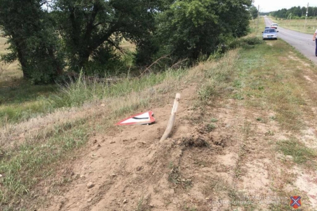 Водитель ВАЗа врезался в дорожный знак под Волгоградом: двое ранены Водитель ВАЗа врезался в дорожный знак под Волгоградом: двое ранены
