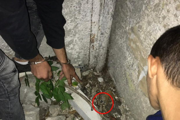 Двое задержаны с «закладками» возле многоэтажки в Волгограде Двое задержаны с «закладками» возле многоэтажки в Волгограде