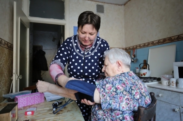 В Волгограде с одинокими пенсионерами начали работать бригады соцработников В Волгограде с одинокими пенсионерами начали работать бригады соцработников