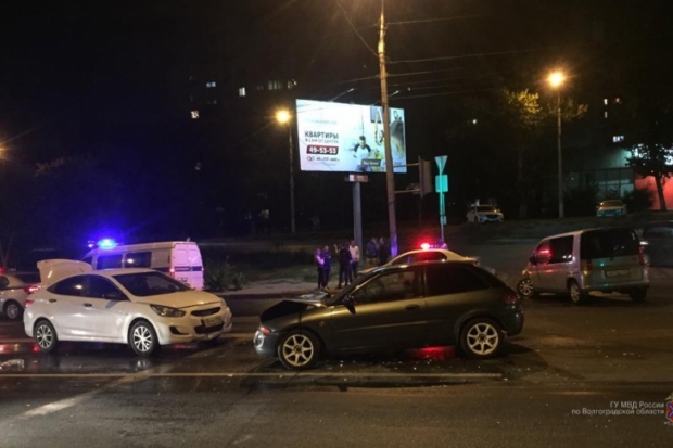В тройном ДТП в Волгограде пострадали женщина и 11-летний ребенок В тройном ДТП в Волгограде пострадали женщина и 11-летний ребенок