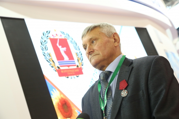 Медведев вручил успешному фермеру из Волгоградской области госнаграду Медведев вручил успешному фермеру из Волгоградской области госнаграду