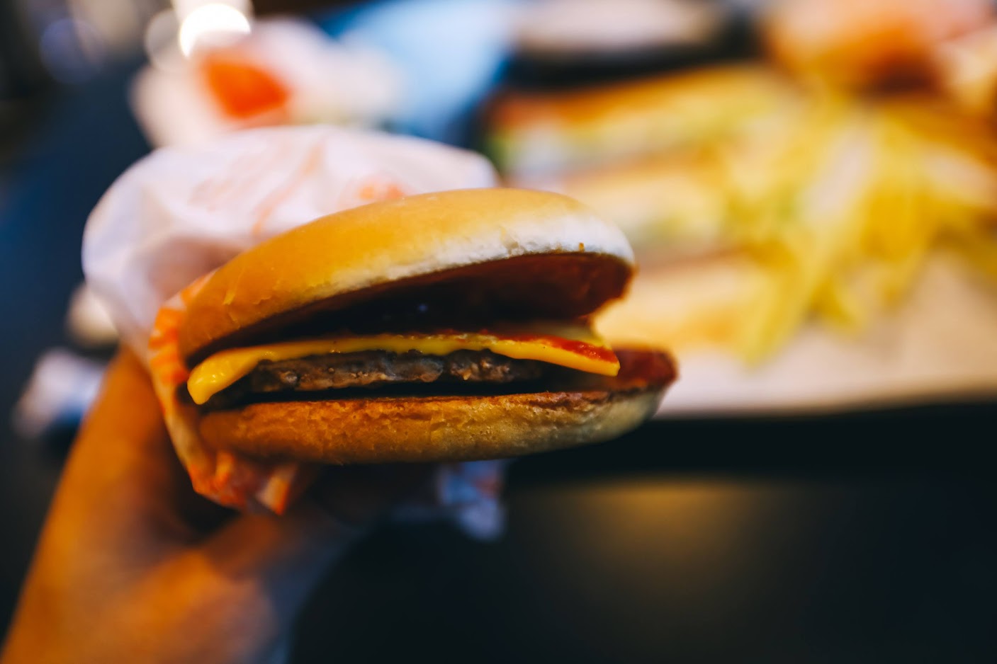 реклама бургеров вкусно и точка. рекралама вкусно и точка. чизбургер вкусно и точка. двойной чизбургер де люкс макдональдс. чизбургер роял де люкс.