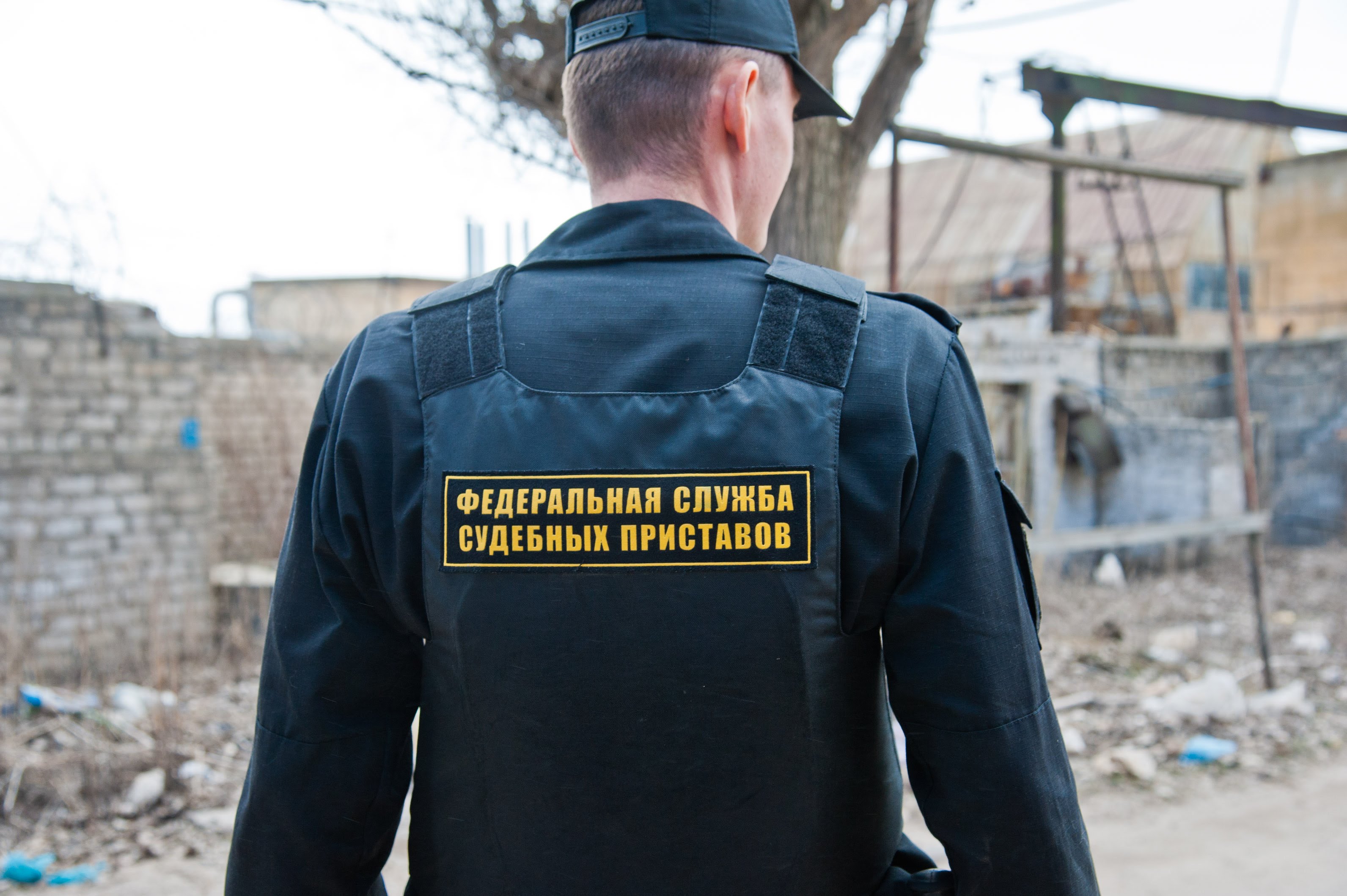 Мужик у пристава. Судебные приставы алименты. Судебные приставы правда 10. Судебные приставы правда 10. Приставы.