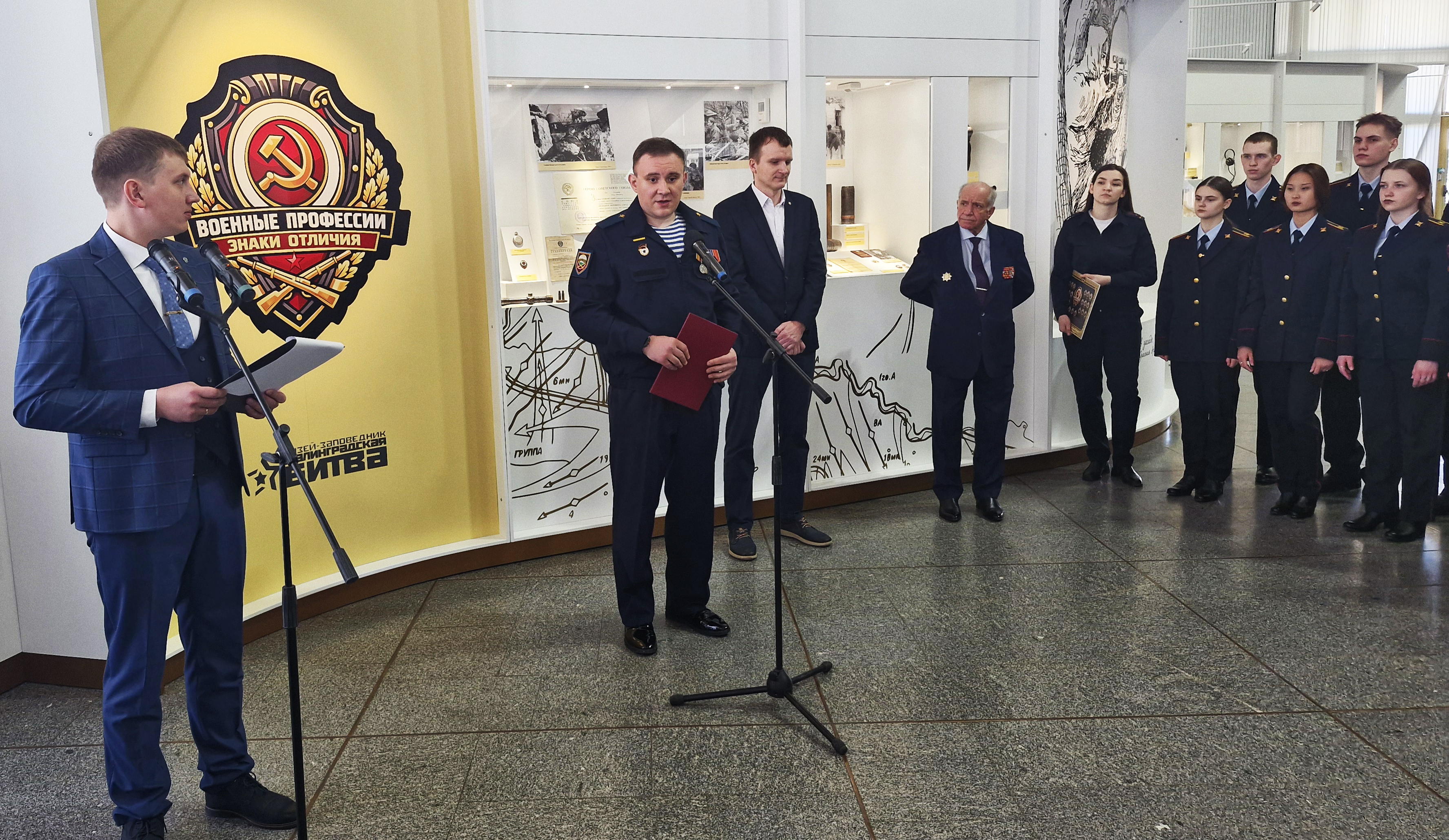 В Волгограде открылась выставка знаков отличия лучших специалистов