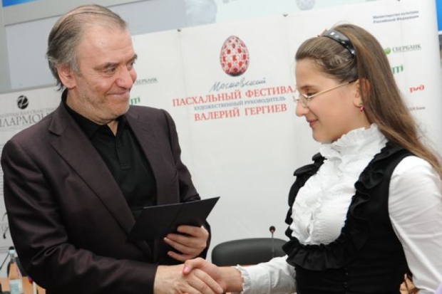 Гергиев уступил место детям Гергиев уступил место детям