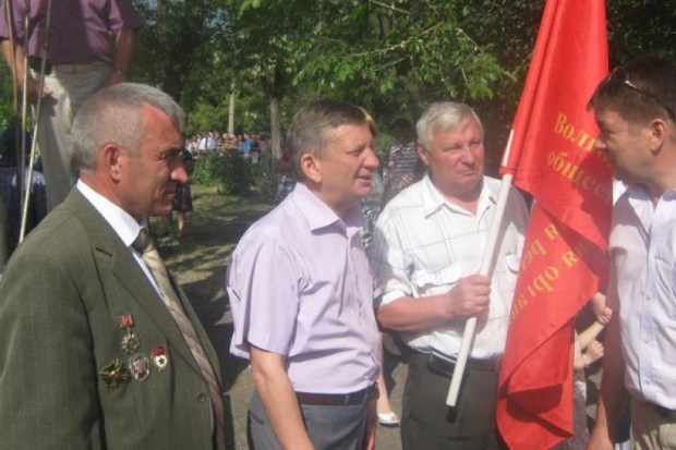 Не стереть следы осколков на руках Не стереть следы осколков на руках