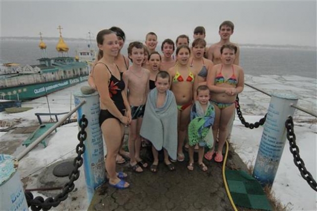 «Белым медвежатам» ледяная вода не страшна