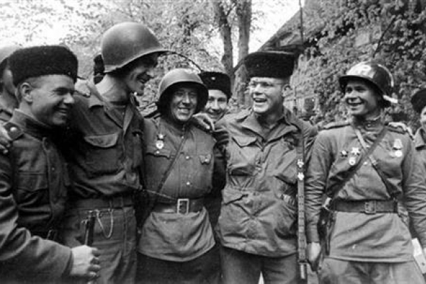 «Кто нас на Эльбе обнимал ..» «Кто нас на Эльбе обнимал ..»