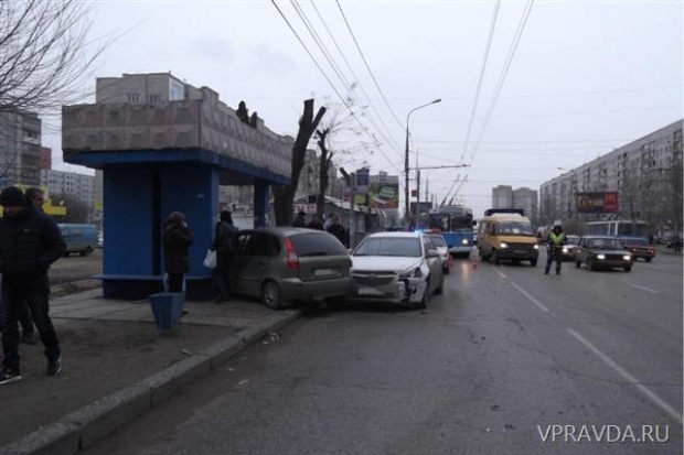 В Волгограде автоледи на «Калине» не уступила дорогу остановке В Волгограде автоледи на «Калине» не уступила дорогу остановке