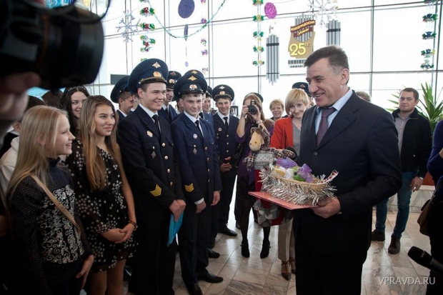 Ребята вручили подарки, сделанные своими руками. Ребята вручили подарки, сделанные своими руками.
