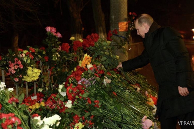Владимир Путин возложил цветы к месту трагедии в Волгограде и посетил пострадавших в больнице Владимир Путин возложил цветы к месту трагедии в Волгограде и посетил пострадавших в больнице