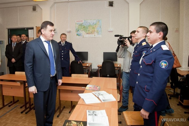 Губернатор подарил лучшим кадетам шашки Губернатор подарил лучшим кадетам шашки