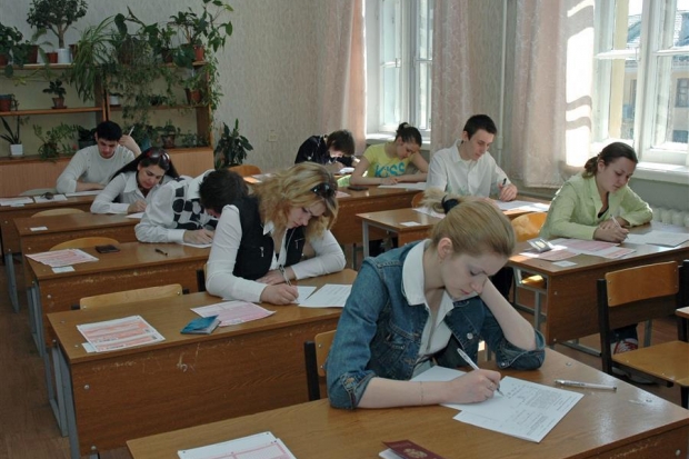 В этом году в нашем регионе ЕГЭ будут сдавать 12 тысяч юношей и девушек. В этом году в нашем регионе ЕГЭ будут сдавать 12 тысяч юношей и девушек.