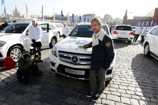 Дмитрий Медведев вручил Евгению Плющенко ключи от автомобиля Mercedes Дмитрий Медведев вручил Евгению Плющенко ключи от автомобиля Mercedes