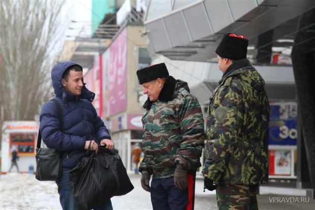 В Волгограде казаки-дружинники помогают полиции охранять общественный порядок. В Волгограде казаки-дружинники помогают полиции охранять общественный порядок.
