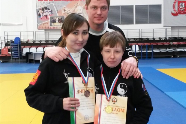 Анна Чуклеева (слева) и Людмила Родионова со своим наставником Александром Кравченко и заслуженными наградами чемпионата страны-2014 Анна Чуклеева (слева) и Людмила Родионова со своим наставником Александром Кравченко и заслуженными наградами чемпионата страны-2014