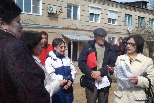 По словам Натальи Махониной (справа), Госжилнадзор региона будет держать ситуацию на контроле, пока жильца не пересчитают плату за тепло По словам Натальи Махониной (справа), Госжилнадзор региона будет держать ситуацию на контроле, пока жильца не пересчитают плату за тепло
