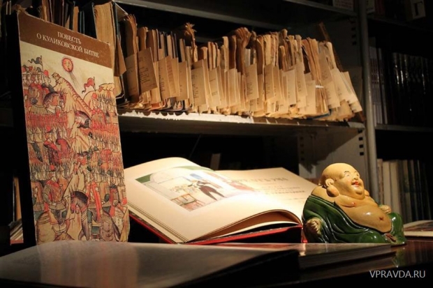 ночью спуститься в книгохранилище всем интересно