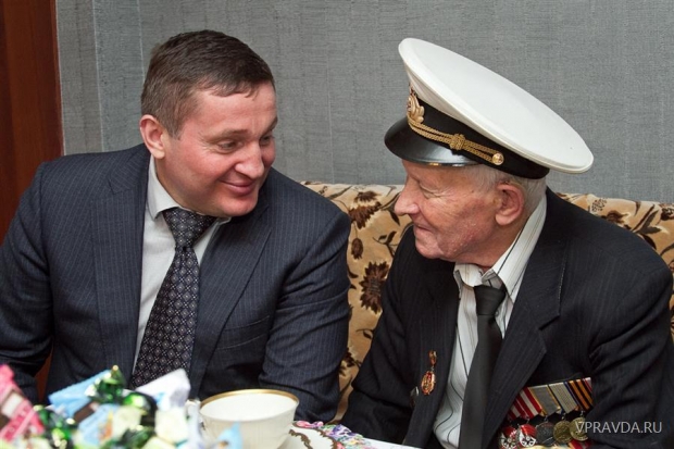 Андрей Бочаров поблагодарил ветерана за военные и мирные подвиги Андрей Бочаров поблагодарил ветерана за военные и мирные подвиги