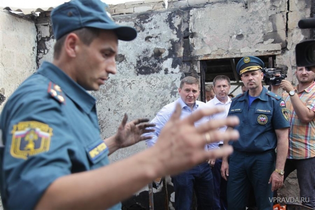 Губернатор одним из первых прибыл к месту пожара и ознакомился с ситуацией Губернатор одним из первых прибыл к месту пожара и ознакомился с ситуацией