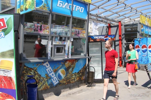Когда предприниматель выигрывает на торгах и приходит на площадку, ему встать некуда – там газон, тут – кусты или незаконно установленные объекты Когда предприниматель выигрывает на торгах и приходит на площадку, ему встать некуда – там газон, тут – кусты или незаконно установленные объекты