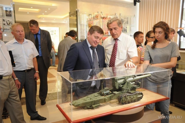 В заводском музее Андрей Бочаров познакомился с историей оборонного предприятия В заводском музее Андрей Бочаров познакомился с историей оборонного предприятия