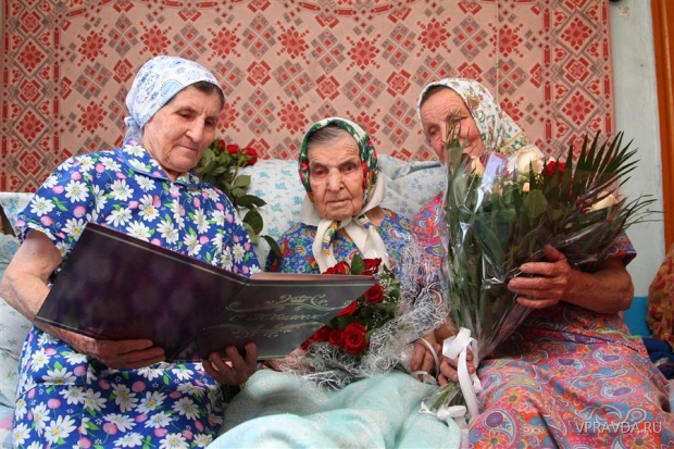 Елизавета Павловна Нужина (в центре) с дочерьми. А еще у именинницы есть сын - он приедет поздравить маму по традиции 25 июля. Елизавета Павловна Нужина (в центре) с дочерьми. А еще у именинницы есть сын - он приедет поздравить маму по традиции 25 июля.