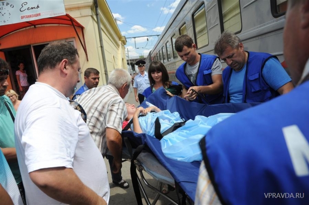 Настю сотрудники медицины катастроф спустили по ступенькам вагона на мягких носилках Настю сотрудники медицины катастроф спустили по ступенькам вагона на мягких носилках