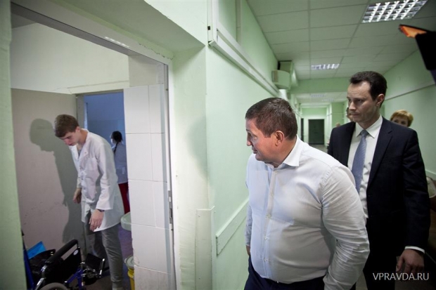 Глава региона осмотрел палаты, кабинеты врачей, приемный покой, выслушал замечания пациентов и мнение персонала Глава региона осмотрел палаты, кабинеты врачей, приемный покой, выслушал замечания пациентов и мнение персонала