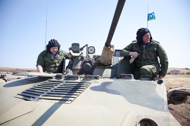 "Великолепная боевая техника, очень надежная", - поделился своими впечатлениями от поездки на БМД-2 Андрей Бочаров "Великолепная боевая техника, очень надежная", - поделился своими впечатлениями от поездки на БМД-2 Андрей Бочаров