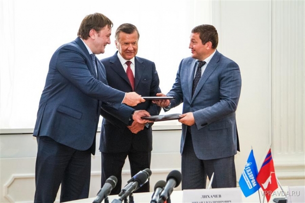 Соглашение о сотрудничестве подписали гендиректор ООО "Газпром газомоторное топливо" Михаил Лихачев и глава Волгоградского региона Андрей Бочаров. Соглашение о сотрудничестве подписали гендиректор ООО "Газпром газомоторное топливо" Михаил Лихачев и глава Волгоградского региона Андрей Бочаров.