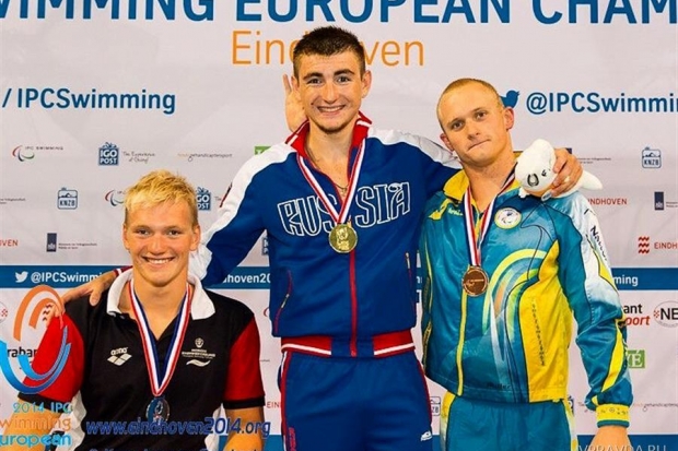 Андрей Гладков (в центре) на чемпионской ступени пьедестала Андрей Гладков (в центре) на чемпионской ступени пьедестала