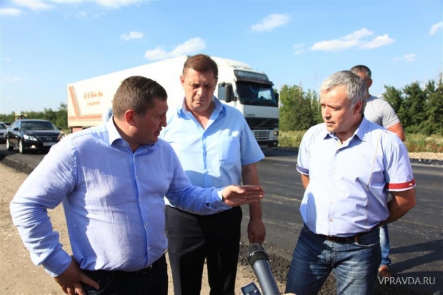 Андрей Бочаров инспектирует ход ремонта участка дороги в Новоаннинском районе. Андрей Бочаров инспектирует ход ремонта участка дороги в Новоаннинском районе.